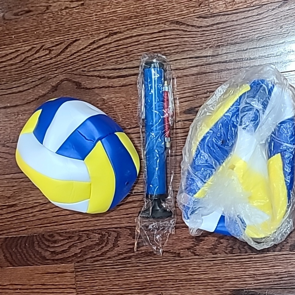 NIB Vollyball Qty:2 with hand pump